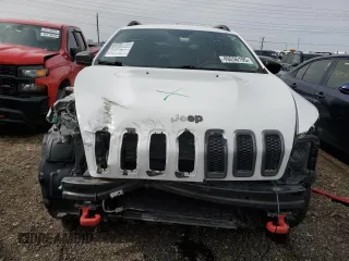 2015 Jeep Cherokee Trailhawk with VIN 1C4PJMBS9FW605075, listed as a Copart auction lot 49256195 with 103,677 mi miles and Salvage Title. Bid and sale history available at DreamBid. Image 5.