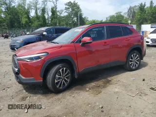 2022 Toyota Corolla Cross XLE z VIN 7MUDAABG5NV005882, wystawiony jako Copart lot #56690265 z przebiegiem 6427 mil mil oraz Szkody całkowita. Historia ofert i sprzedaży dostępna na DreamBid. Obrazek 1.