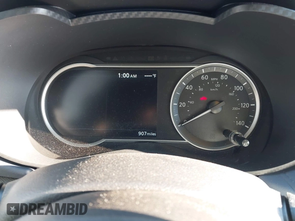 2024 Nissan Versa SV z VIN 3N1CN8EV7RL866542, wystawiony jako IAAI lot #41331827 z przebiegiem 907 mil mil oraz . Historia ofert i sprzedaży dostępna na DreamBid. Obrazek 7.