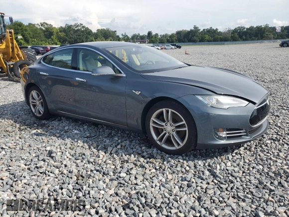 2013 Tesla Model S z VIN 5YJSA1AC4DFP10496, wystawiony jako Copart lot #63801355 z przebiegiem 50 473 mil mil oraz Czysty tytuł • Clean title. Historia ofert i sprzedaży dostępna na DreamBid. Obrazek 4.