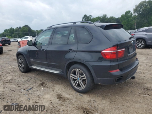 2013 BMW X5 xDrive50i z VIN 5UXZV8C53DL898918, wystawiony jako Copart lot #57604905 z przebiegiem 158 038 mil mil oraz Czysty tytuł • Clean title. Historia ofert i sprzedaży dostępna na DreamBid. Obrazek 2.