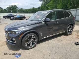 2021 BMW X5 xDrive40i z VIN 5UXCR6C0XM9E79726, wystawiony jako Copart lot #53889335 z przebiegiem 64 221 mil mil oraz Szkody całkowita. Historia ofert i sprzedaży dostępna na DreamBid. Obrazek 1.