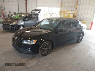 2015 Volkswagen Jetta SE z VIN 3VWD17AJ7FM415950, wystawiony jako IAAI lot #42202024 z przebiegiem 107 877 mil mil oraz . Historia ofert i sprzedaży dostępna na DreamBid. Obrazek 2.