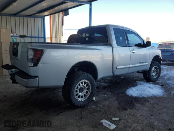 2005 Nissan Titan SE z VIN 1N6AA06B05N561722, wystawiony jako Copart lot #41987285 z przebiegiem 203 558 mil mil oraz Szkoda całkowita • Salvage title. Historia ofert i sprzedaży dostępna na DreamBid. Obrazek 3.