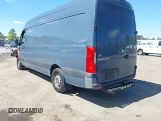 2019 Mercedes-Benz Sprinter Cargo z VIN WD4PF1CD4KT006098, wystawiony jako IAAI lot #42039521 z przebiegiem 80 537 mil mil oraz . Historia ofert i sprzedaży dostępna na DreamBid. Obrazek 3.
