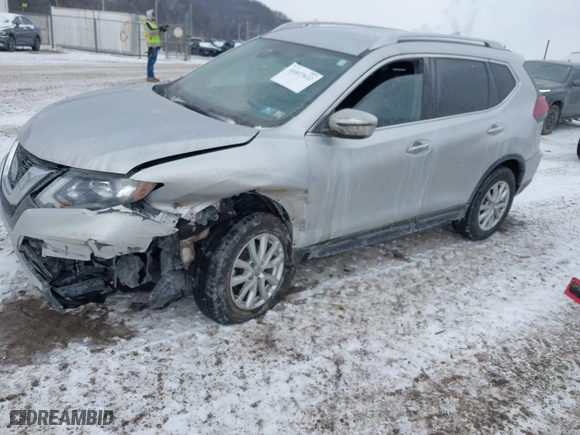 2020 Nissan Rogue SV with VIN JN8AT2MV3LW142622, listed as a IAAI auction lot 41617622 with 70,135 mi miles. Bid and sale history available at carsss.com. Image 2.