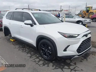 2024 Toyota Highlander XLE z VIN 5TDAAAB50RS068275, wystawiony jako IAAI lot #42437588 z przebiegiem 5 878 mil mil oraz . Historia ofert i sprzedaży dostępna na DreamBid. Obrazek 1.