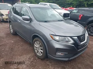 2017 Nissan Rogue SV z VIN KNMAT2MT2HP609847, wystawiony jako IAAI lot #42388772 z przebiegiem 103 350 mil mil oraz . Historia ofert i sprzedaży dostępna na DreamBid. Obrazek 1.