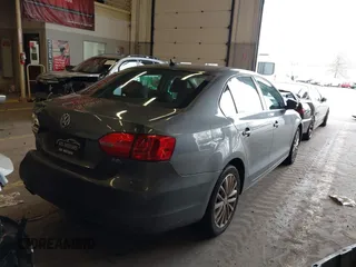 2014 Volkswagen Jetta SEL z VIN 3VWL17AJ8EM388218, wystawiony jako IAAI lot #41862353 z przebiegiem 140 514 mil mil oraz . Historia ofert i sprzedaży dostępna na DreamBid. Obrazek 4.