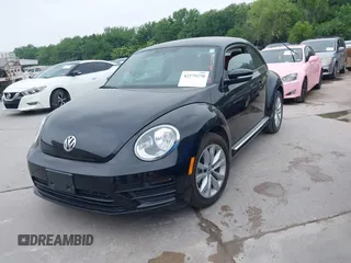 2017 Volkswagen Beetle Fleet z VIN 3VWF17AT4HM626410, wystawiony jako IAAI lot #42275270 z przebiegiem 39 516 mil mil oraz . Historia ofert i sprzedaży dostępna na DreamBid. Obrazek 2.
