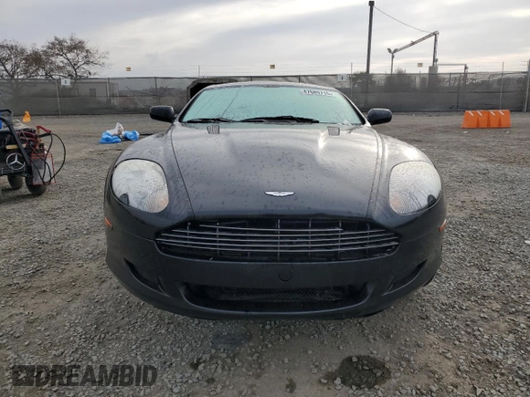 2005 Aston Martin DB9 z VIN SCFAD01A05GA01135, wystawiony jako Copart lot #47689715 z przebiegiem Nie podano mil oraz Tytuł czysty. Historia ofert i sprzedaży dostępna na DreamBid. Obrazek 5.