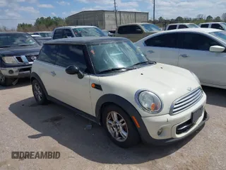 2011 MINI Hardtop z VIN WMWSU3C56BT252789, wystawiony jako IAAI lot #41778923 z przebiegiem 165 797 mil mil oraz . Historia ofert i sprzedaży dostępna na DreamBid. Obrazek 1.