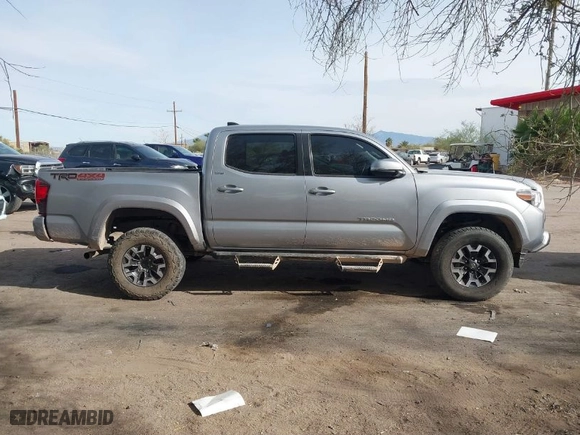 2020 Toyota Tacoma 4WD SR5 with VIN 3TMCZ5AN1LM324828, listed as a IAAI auction lot 40977362 with 33,906 mi miles. Bid and sale history available at carsss.com. Image 13.