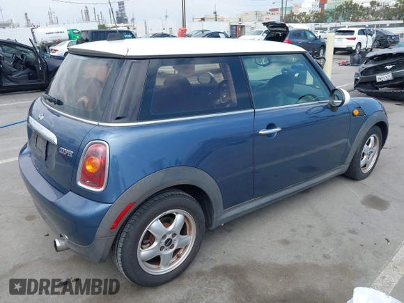 2009 MINI Hardtop z VIN WMWMF33569TW77166, wystawiony jako IAAI lot #42120132 z przebiegiem 150 291 mil mil oraz . Historia ofert i sprzedaży dostępna na DreamBid. Obrazek 4.