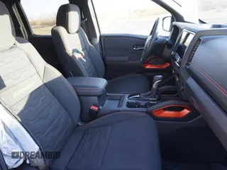 2024 Nissan Frontier SV z VIN 1N6ED1EK2RN667028, wystawiony jako Copart lot #55688885 z przebiegiem 3 447 mil mil oraz Szkoda całkowita • Salvage title. Historia ofert i sprzedaży dostępna na DreamBid. Obrazek 5.