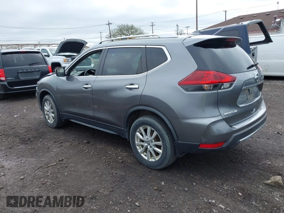 2018 Nissan Rogue SV z VIN KNMAT2MV4JP617844, wystawiony jako IAAI lot #42142365 z przebiegiem 54 001 mil mil oraz . Historia ofert i sprzedaży dostępna na DreamBid. Obrazek 3.