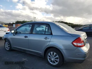 2009 Nissan Versa S z VIN 3N1BC11E49L491482, wystawiony jako Copart lot #46749315 z przebiegiem 97 529 mil mil oraz Szkoda całkowita • Salvage title. Historia ofert i sprzedaży dostępna na DreamBid. Obrazek 2.