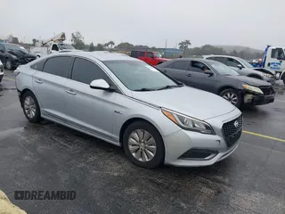 2017 Hyundai Sonata Hybrid SE with VIN KMHE24L15HA059199, listed as a IAAI auction lot 41400021 with 111,680 mi miles. Bid and sale history available at carsss.com. Image 1.