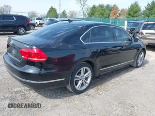 2014 Volkswagen Passat SEL Premium z VIN 1VWCN7A32EC086821, wystawiony jako IAAI lot #42006050 z przebiegiem 153 027 mil mil oraz . Historia ofert i sprzedaży dostępna na DreamBid. Obrazek 4.
