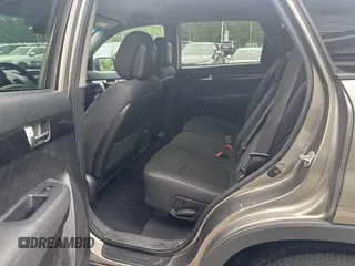 2014 Kia Sorento LX z VIN 5XYKTCA69EG542686, wystawiony jako IAAI lot #42475453 z przebiegiem 128 962 mil mil oraz . Historia ofert i sprzedaży dostępna na DreamBid. Obrazek 8.