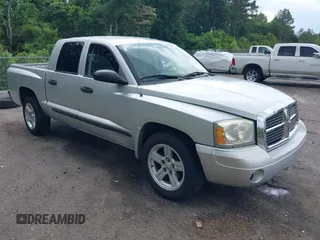 2007 Dodge Dakota SLT z VIN 1D7HE48K27S127788, wystawiony jako IAAI lot #42311626 z przebiegiem 357 130 mil mil oraz . Historia ofert i sprzedaży dostępna na DreamBid. Obrazek 1.