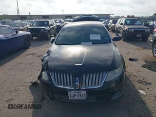 2009 Lincoln MKS z VIN 1LNHM94R89G608059, wystawiony jako IAAI lot #42252303 z przebiegiem 222 065 mil mil oraz . Historia ofert i sprzedaży dostępna na DreamBid. Obrazek 11.