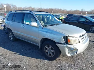 2005 Toyota Highlander with VIN JTEDP21A650062604, listed as a IAAI auction lot 40996702 with 193,651 mi miles. Bid and sale history available at carsss.com. Image 1.