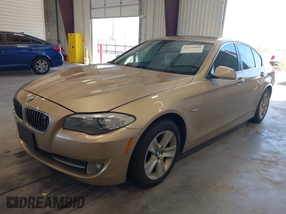 2013 BMW 5 Series 528i xDrive z VIN WBAXH5C59DDW13998, wystawiony jako IAAI lot #42239659 z przebiegiem 190 682 mil mil oraz . Historia ofert i sprzedaży dostępna na DreamBid. Obrazek 2.