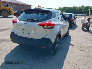 2018 Nissan Kicks SV z VIN 3N1CP5CU3JL519149, wystawiony jako IAAI lot #42459395 z przebiegiem 71 768 mil mil oraz . Historia ofert i sprzedaży dostępna na DreamBid. Obrazek 4.