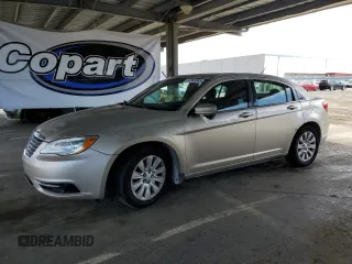 2013 Chrysler 200 LX z VIN 1C3CCBAB5DN561260, wystawiony jako Copart lot #57943345 z przebiegiem 173 922 mil mil oraz Czysty tytuł • Clean title. Historia ofert i sprzedaży dostępna na DreamBid. Obrazek 1.