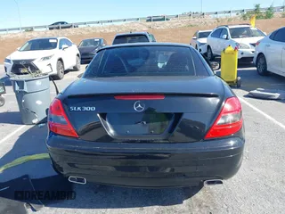 2011 Mercedes-Benz SLK 300 z VIN WDBWK5EA6BF235794, wystawiony jako IAAI lot #41948933 z przebiegiem 80 244 mil mil oraz . Historia ofert i sprzedaży dostępna na DreamBid. Obrazek 16.