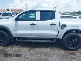 2024 Chevrolet Colorado 4WD Trail Boss z VIN 1GCPTEEKXR1227510, wystawiony jako IAAI lot #42685724 z przebiegiem 9 472 mil mil oraz . Historia ofert i sprzedaży dostępna na DreamBid. Obrazek 14.
