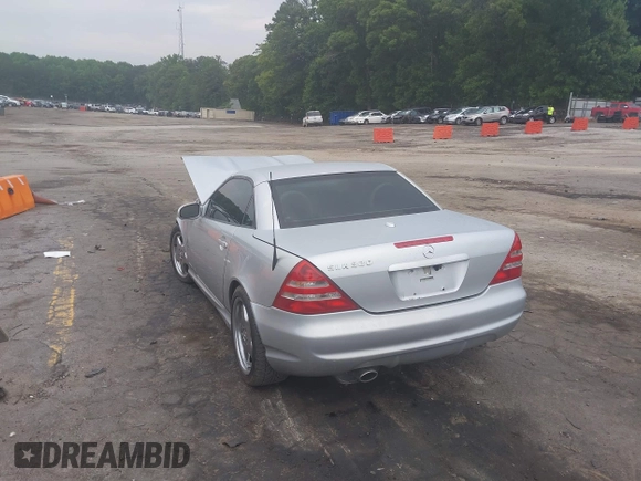 2001 Mercedes-Benz SLK 230/320 z VIN WDBKK65F71F221501, wystawiony jako IAAI lot #42282368 z przebiegiem 123 692 mil mil oraz . Historia ofert i sprzedaży dostępna na DreamBid. Obrazek 3.