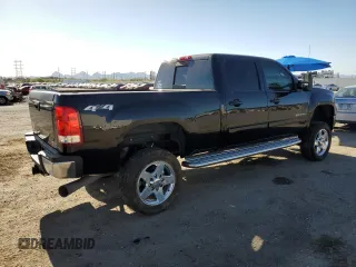 2013 GMC Sierra 2500HD SLT z VIN 1GT121C89DF194827, wystawiony jako Copart lot #57118415 z przebiegiem 104 669 mil mil oraz Szkoda całkowita • Salvage title. Historia ofert i sprzedaży dostępna na DreamBid. Obrazek 3.