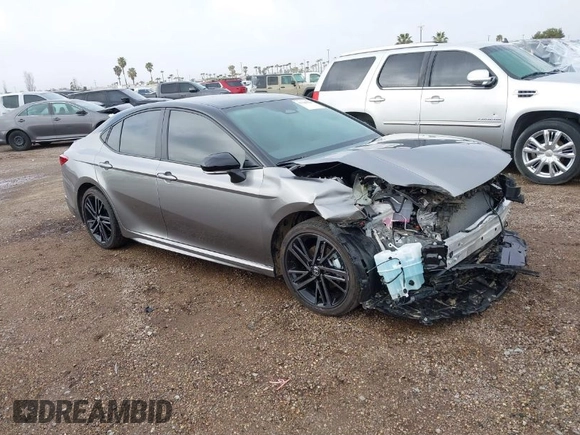 2025 Toyota Camry LE z VIN 4T1DAACK5SU554563, wystawiony jako IAAI lot #41788016 z przebiegiem 4 023 mil mil oraz . Historia ofert i sprzedaży dostępna na DreamBid. Obrazek 1.