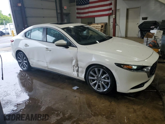 2025 Mazda 3 S Preferred z VIN JM1BPACM8S1775538, wystawiony jako Copart lot #57874615 z przebiegiem 851 mil mil oraz Czysty tytuł • Clean title. Historia ofert i sprzedaży dostępna na DreamBid. Obrazek 4.
