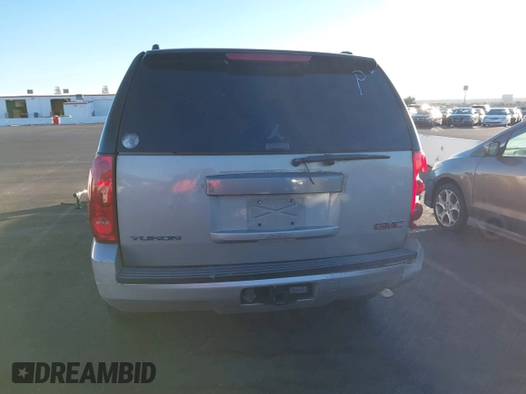 2007 GMC Yukon SLE with VIN 1GKFC13J37J115700, listed as a IAAI auction lot 41389752 with 191,701 mi miles. Bid and sale history available at carsss.com. Image 13.