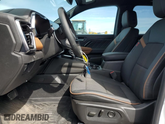 2024 GMC Canyon 4WD AT4 z VIN 1GTP6DEK8R1319281, wystawiony jako Copart lot #54380285 z przebiegiem 2383 mil mil oraz Szkody całkowita. Historia ofert i sprzedaży dostępna na DreamBid. Obrazek 7.
