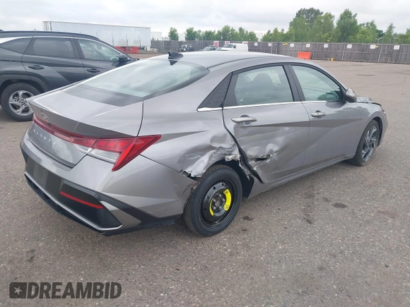 2025 Hyundai Elantra SEL Convenience z VIN KMHLS4DG4SU925278, wystawiony jako IAAI lot #42520321 z przebiegiem 13 936 mil mil oraz . Historia ofert i sprzedaży dostępna na DreamBid. Obrazek 4.