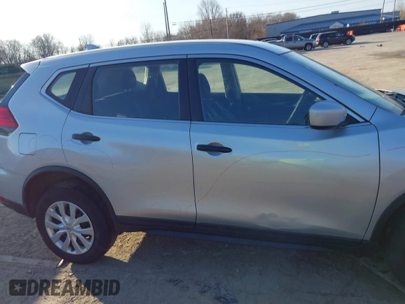 2017 Nissan Rogue S z VIN KNMAT2MV9HP563256, wystawiony jako IAAI lot #41732780 z przebiegiem 135 505 mil mil oraz . Historia ofert i sprzedaży dostępna na DreamBid. Obrazek 13.
