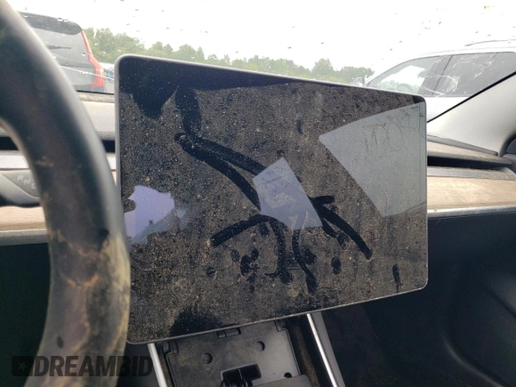 2019 Tesla Model 3 Mid Range z VIN 5YJ3E1EA0KF394514, wystawiony jako Copart lot #58051215 z przebiegiem Nie podano mil oraz Szkody całkowita. Historia ofert i sprzedaży dostępna na DreamBid. Obrazek 9.