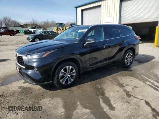 2022 Toyota Highlander XLE z VIN 5TDGZRAH4NS120434, wystawiony jako Copart lot #49253755 z przebiegiem 33 459 mil mil oraz Szkoda całkowita • Salvage title. Historia ofert i sprzedaży dostępna na DreamBid. Obrazek 1.
