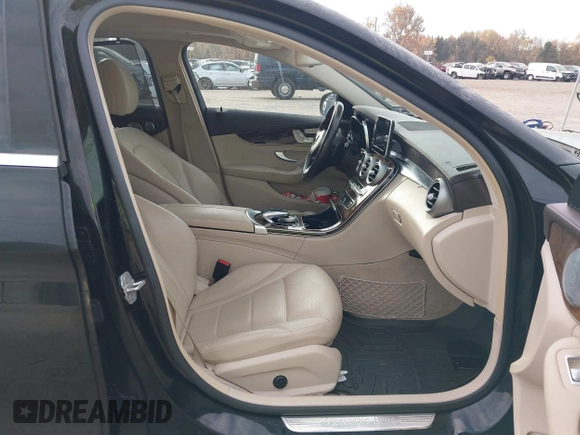 2015 Mercedes-Benz C-Class C 300 Luxury with VIN 55SWF4KB5FU020462, listed as a IAAI auction lot 40770678 with 136,442 mi miles. Bid and sale history available at carsss.com. Image 5.