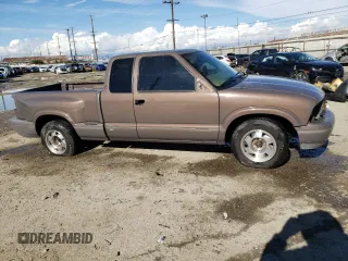 1998 GMC Sonoma SLS with VIN 1GTCS19X2W8516898, listed as a Copart auction lot 43939394 with 257,328 mi miles and Salvage Title. Bid and sale history available at DreamBid. Image 4.