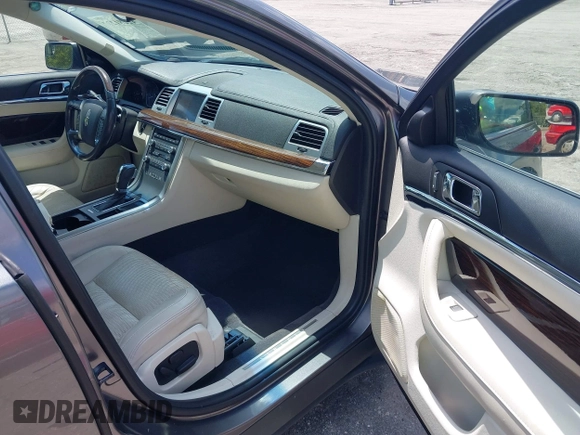 2011 Lincoln MKS z VIN 1LNHL9DR7BG611611, wystawiony jako IAAI lot #42281272 z przebiegiem 160 054 mil mil oraz . Historia ofert i sprzedaży dostępna na DreamBid. Obrazek 5.