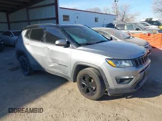 2018 Jeep Compass Latitude z VIN 3C4NJDBB1JT326239, wystawiony jako IAAI lot #41325854 z przebiegiem 79 192 mil mil oraz . Historia ofert i sprzedaży dostępna na DreamBid. Obrazek 1.