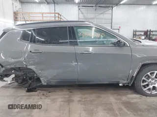 2024 Jeep Compass Latitude Lux с VIN 3C4NJDFN1RT601432, выставлен на аукционе IAAI как лот 41586810 с пробегом 17 406 миль миль и . История ставок и продаж доступна на DreamBid. Изображение 14.