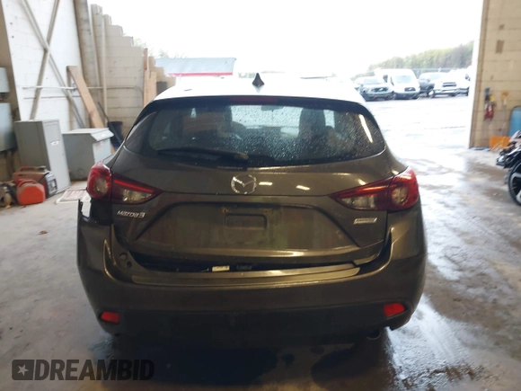 2015 Mazda 3 i Grand Touring z VIN JM1BM1M70F1222597, wystawiony jako IAAI lot #41960987 z przebiegiem 40 841 mil mil oraz . Historia ofert i sprzedaży dostępna na DreamBid. Obrazek 16.