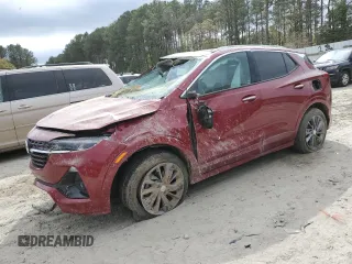 2021 Buick Encore GX Essence z VIN KL4MMGSL6MB126437, wystawiony jako Copart lot #53671885 z przebiegiem 42 610 mil mil oraz Szkoda całkowita • Salvage title. Historia ofert i sprzedaży dostępna na DreamBid. Obrazek 1.