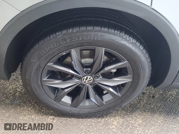 2024 Volkswagen Tiguan SE with VIN 3VV3B7AX5RM107374, listed as a IAAI auction lot 42845196 with 24,195 mi miles and . Bid and sale history available at DreamBid. Image 50.
